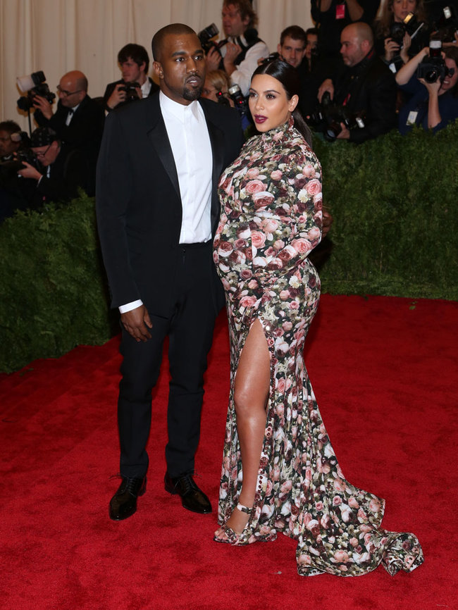 Увеличить фото kim-kardashian---2013-met-gala--09_Starbeat.ru Беременная Ким Кардашьян и Канье Уэст: «Met Gala 2013»: kim-kardashian---2013-met-gala--09_Starbeat.ru