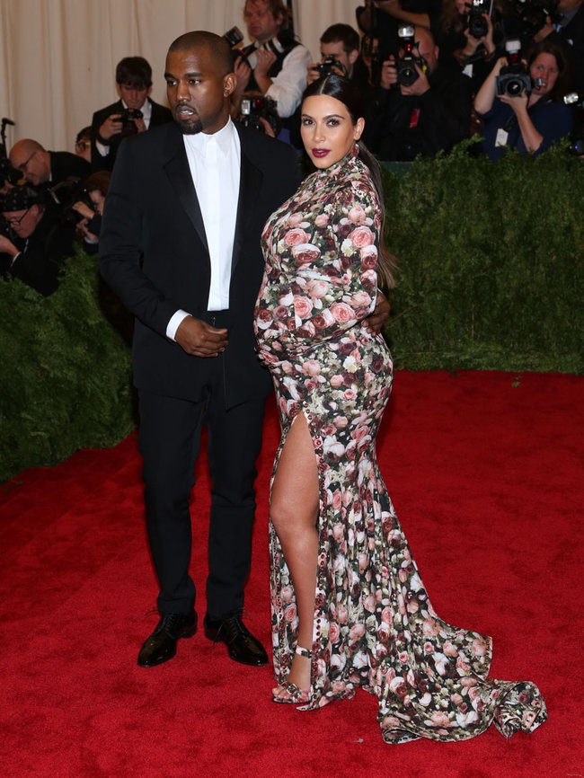 Увеличить фото kim-kardashian---2013-met-gala--12_Starbeat.ru Беременная Ким Кардашьян и Канье Уэст: «Met Gala 2013»: kim-kardashian---2013-met-gala--12_Starbeat.ru