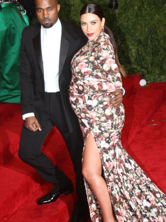Увеличить фото kim-kardashian---2013-met-gala--13_Starbeat.ru Беременная Ким Кардашьян и Канье Уэст: «Met Gala 2013»: kim-kardashian---2013-met-gala--13_Starbeat.ru