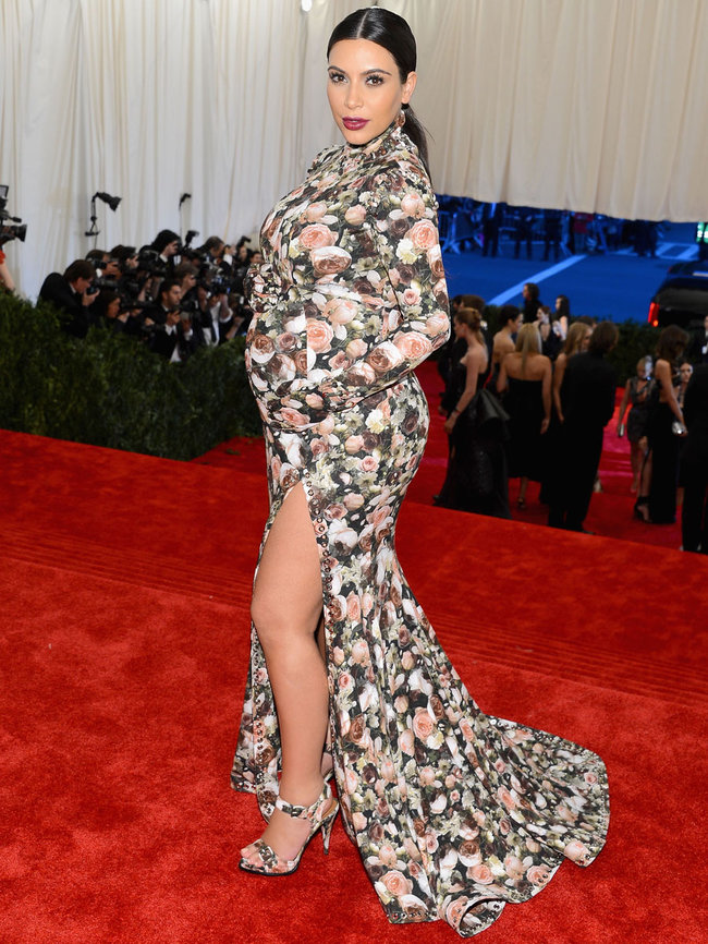 Увеличить фото kim-kardashian---2013-met-gala--14_Starbeat.ru Беременная Ким Кардашьян и Канье Уэст: «Met Gala 2013»: kim-kardashian---2013-met-gala--14_Starbeat.ru