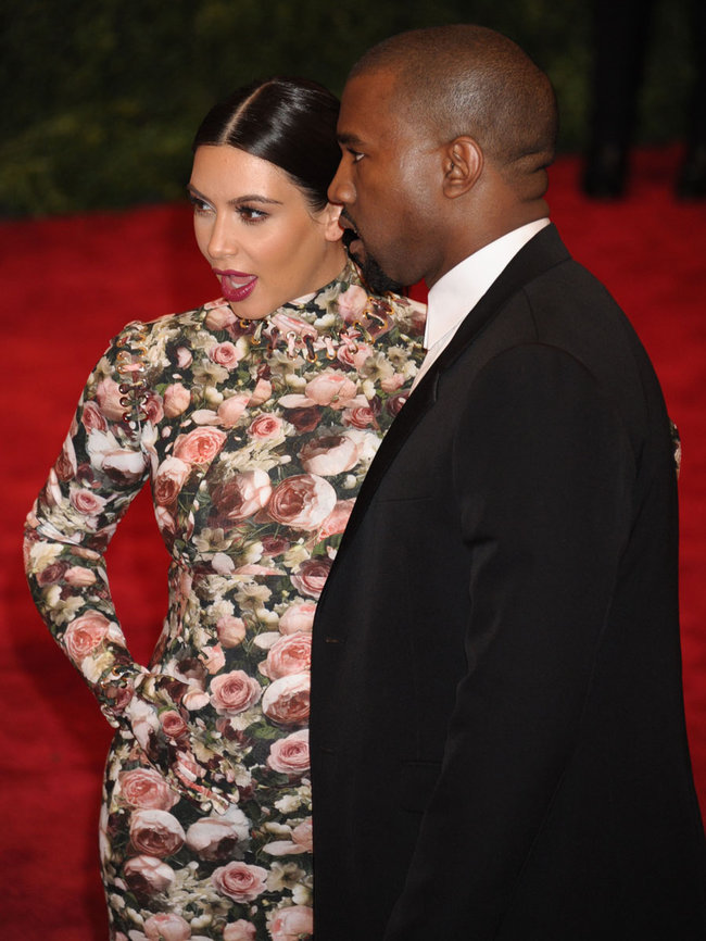Увеличить фото kim-kardashian---2013-met-gala--15_Starbeat.ru Беременная Ким Кардашьян и Канье Уэст: «Met Gala 2013»: kim-kardashian---2013-met-gala--15_Starbeat.ru