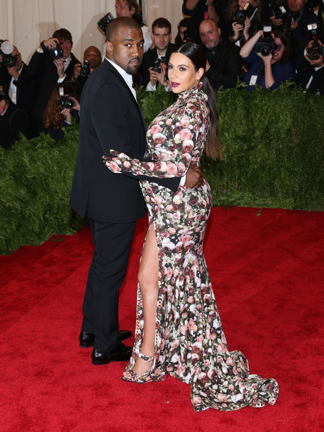 Увеличить фото kim-kardashian---2013-met-gala--16_Starbeat.ru Беременная Ким Кардашьян и Канье Уэст: «Met Gala 2013»: kim-kardashian---2013-met-gala--16_Starbeat.ru