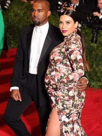 Увеличить фото kim-kardashian---2013-met-gala--07_Starbeat.ru Беременная Ким Кардашьян и Канье Уэст: «Met Gala 2013»: kim-kardashian---2013-met-gala--07_Starbeat.ru