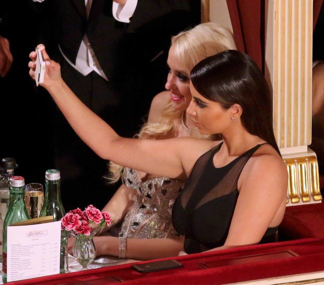 Ким Кардашьян на «58 Wiener Opernball» в Вене: kim-kardashian-16_Starbeat.ru