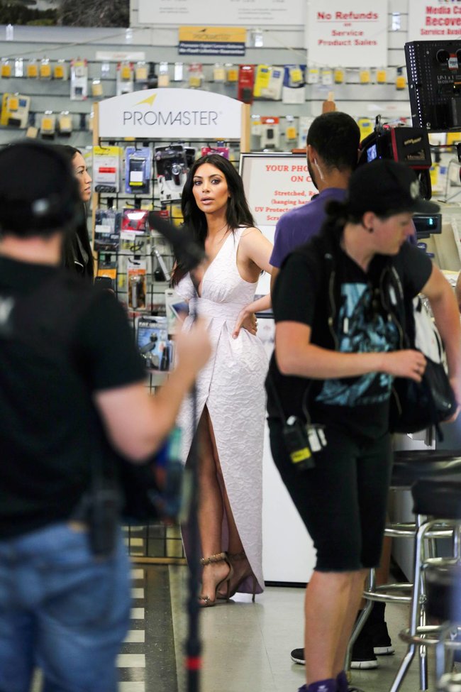 Фотографы засняли Ким Кардашьян в Калабасе: kim-kardashian-141_Starbeat.ru
