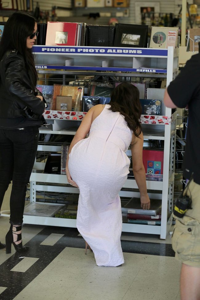 Фотографы засняли Ким Кардашьян в Калабасе: kim-kardashian-161_Starbeat.ru
