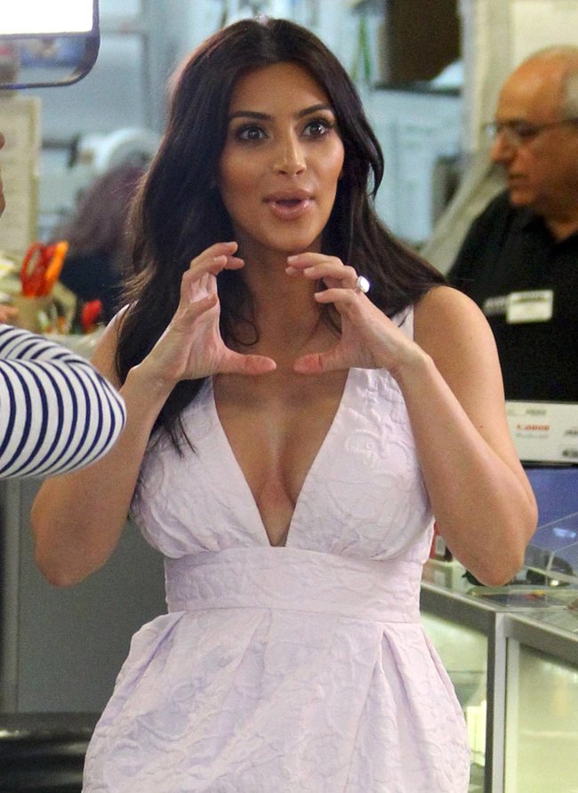 Фотографы засняли Ким Кардашьян в Калабасе: kim-kardashian-83_Starbeat.ru