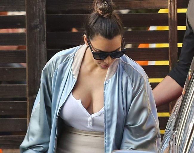 Ким Кардашьян и её огромная мастерка в Калабасасе (Калифорния): kim-kardashian-1_Starbeat.ru
