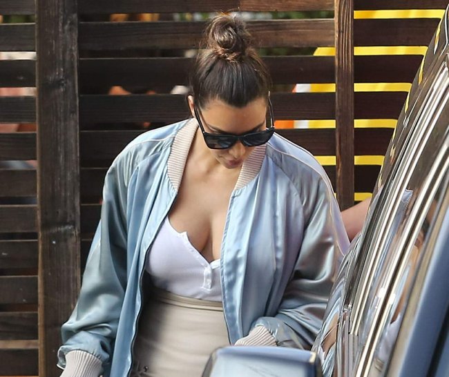 Ким Кардашьян и её огромная мастерка в Калабасасе (Калифорния): kim-kardashian-2_Starbeat.ru
