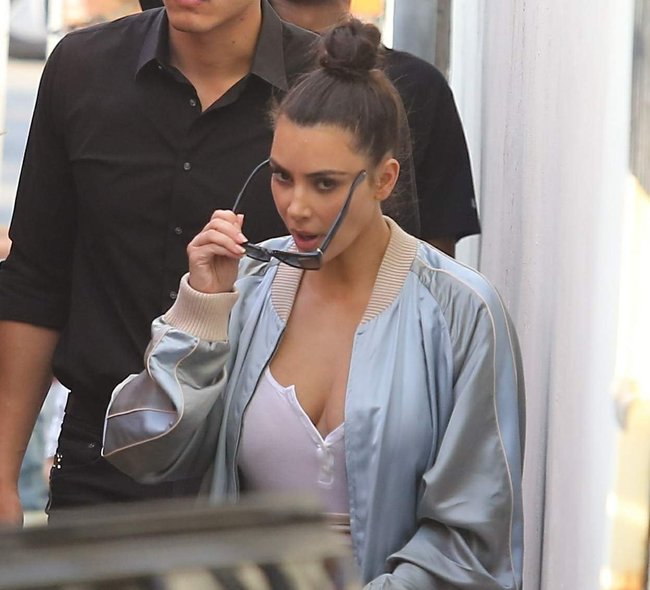 Ким Кардашьян и её огромная мастерка в Калабасасе (Калифорния): kim-kardashian-3_Starbeat.ru