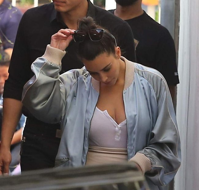 Ким Кардашьян и её огромная мастерка в Калабасасе (Калифорния): kim-kardashian-7_Starbeat.ru