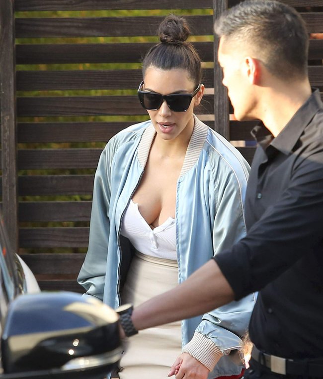 Ким Кардашьян и её огромная мастерка в Калабасасе (Калифорния): kim-kardashian-9_Starbeat.ru