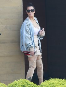 Увеличить фото kim-kardashian-14_Starbeat.ru Ким Кардашьян и её огромная мастерка в Калабасасе (Калифорния): kim-kardashian-14_Starbeat.ru