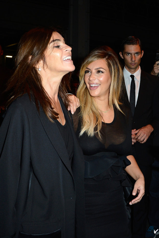 Ким Кардашьян и Канье Уэст на модном показе «Givenchy 2014» в Париже: kim-kardashian-fashion-show-2013-in-paris--02_Starbeat.ru