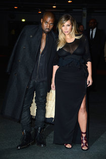 Увеличить фото kim-kardashian-fashion-show-2013-in-paris--15_Starbeat.ru Ким Кардашьян и Канье Уэст на модном показе «Givenchy 2014» в Париже: kim-kardashian-fashion-show-2013-in-paris--15_Starbeat.ru