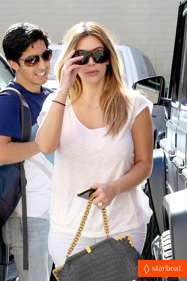 Блондинка Ким Кардашьян в Санта-Монике, Калифорния: kim-kardashian-i-regret-when-i-try-long-nails-02_Starbeat.ru