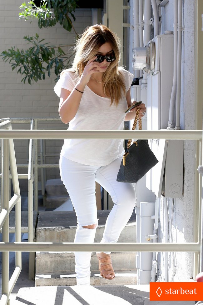 Блондинка Ким Кардашьян в Санта-Монике, Калифорния: kim-kardashian-i-regret-when-i-try-long-nails-10_Starbeat.ru