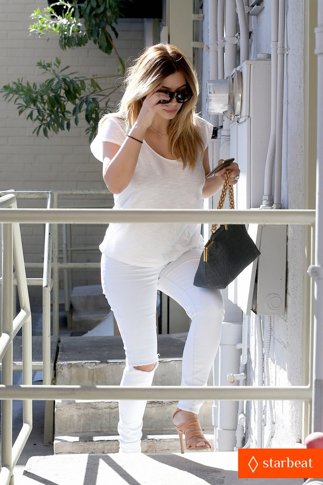 Блондинка Ким Кардашьян в Санта-Монике, Калифорния: kim-kardashian-i-regret-when-i-try-long-nails-14_Starbeat.ru