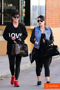 Ким Кардашьян с мамой Крис Дженнер в Лос-Анджелесе: kim-kardashian-loves-expectant-mom-parking-spots-10_Starbeat.ru