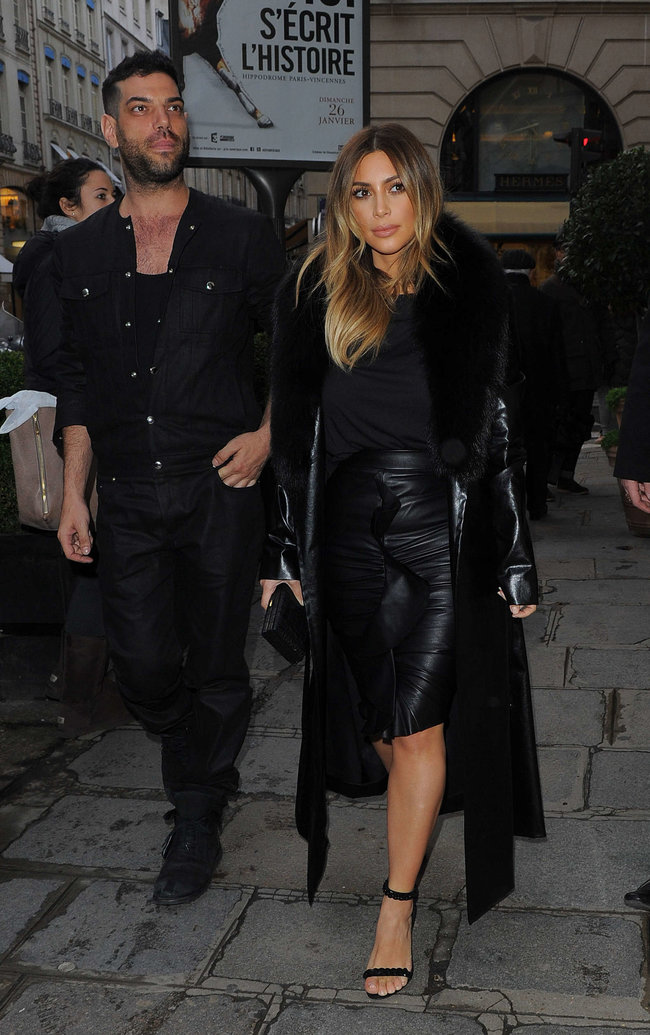 Ким Кардашьян на шоппинге в Париже: kim-kardashian-photos-shopping-candids-in-paris--11_Starbeat.ru