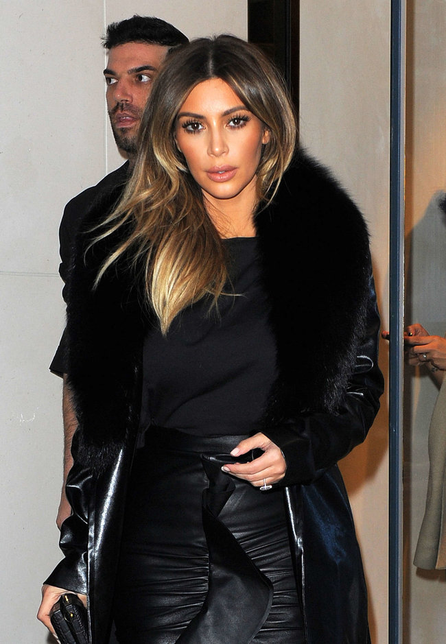 Ким Кардашьян на шоппинге в Париже: kim-kardashian-photos-shopping-candids-in-paris--14_Starbeat.ru