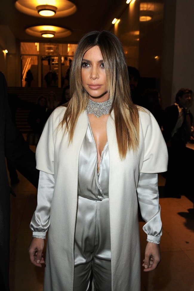 Ким Кардашьян на модном показе «Stephane Rolland» в Париже: kim-kardashian-110_Starbeat.ru