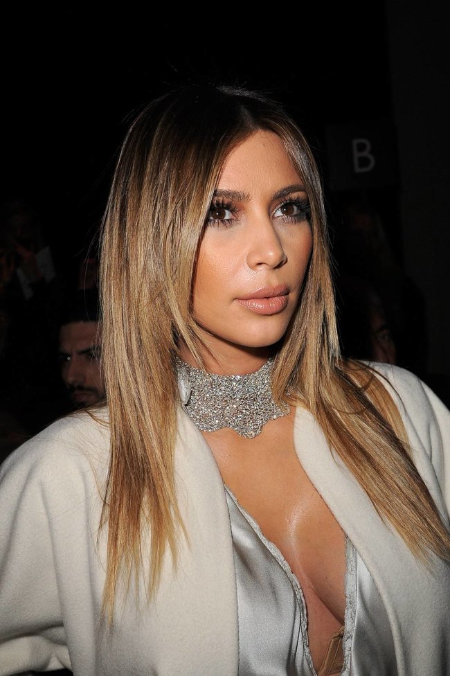 Ким Кардашьян на модном показе «Stephane Rolland» в Париже: kim-kardashian-44_Starbeat.ru