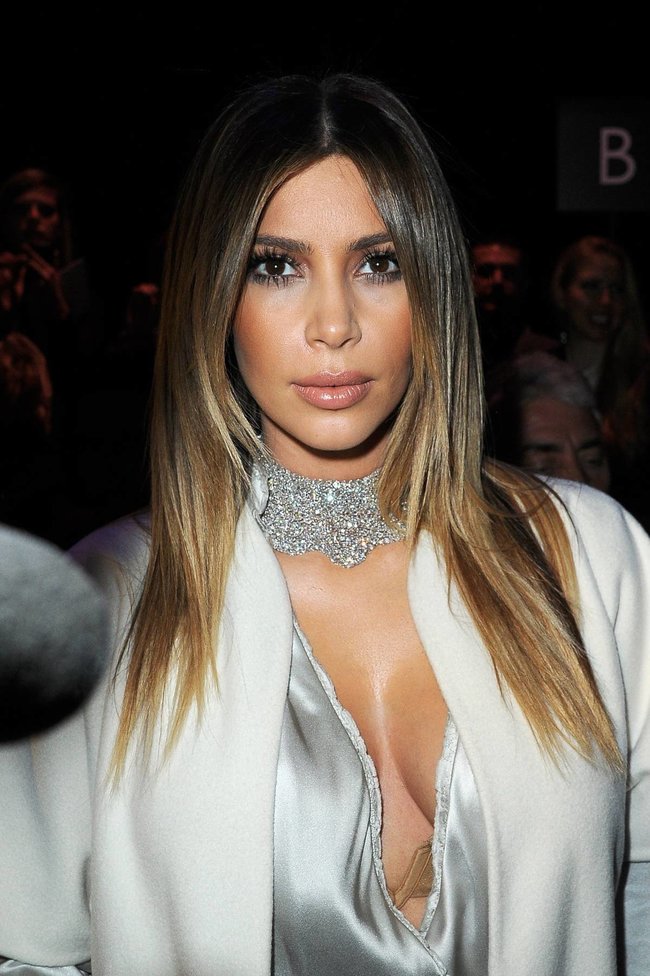 Ким Кардашьян на модном показе «Stephane Rolland» в Париже: kim-kardashian-72_Starbeat.ru