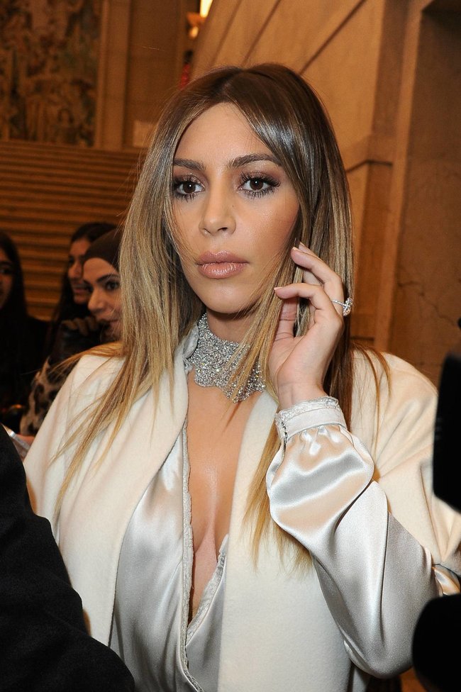 Ким Кардашьян на модном показе «Stephane Rolland» в Париже: kim-kardashian-92_Starbeat.ru