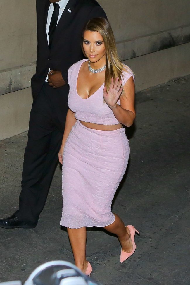 Ким Кардашьян на шоу Джимми Фэллона в Голливуде: kim-kardashian-54_Starbeat.ru