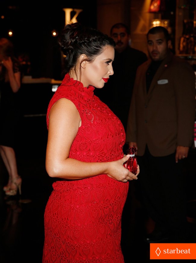 Ким Кардашьян представила свой новый аромат «Glam»: pregnant-kim-kardashian-glam-perfume-promotion-in-las-vegas-10_Starbeat.ru