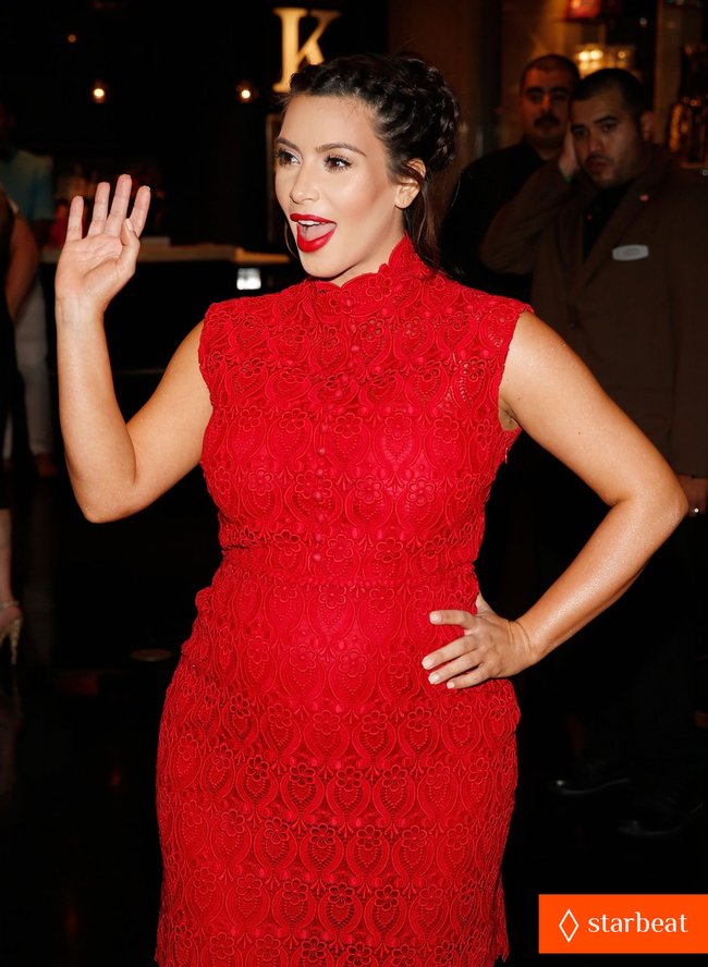 Ким Кардашьян представила свой новый аромат «Glam»: pregnant-kim-kardashian-glam-perfume-promotion-in-las-vegas-11_Starbeat.ru