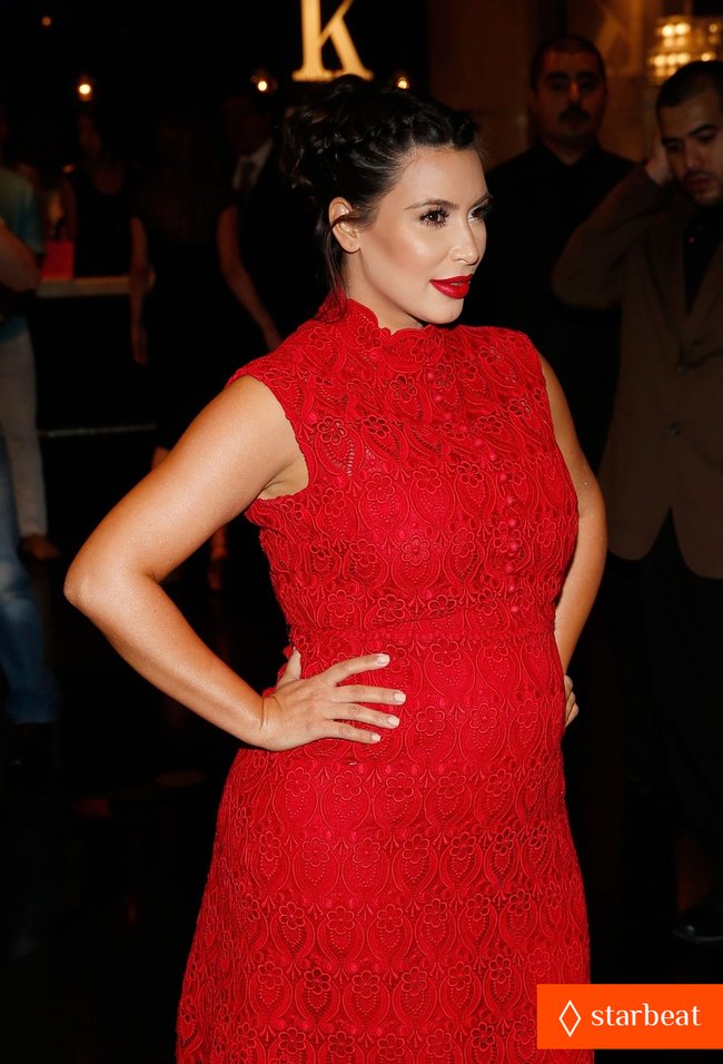 Ким Кардашьян представила свой новый аромат «Glam»: pregnant-kim-kardashian-glam-perfume-promotion-in-las-vegas-14_Starbeat.ru