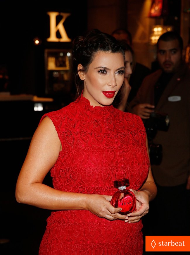 Ким Кардашьян представила свой новый аромат «Glam»: pregnant-kim-kardashian-glam-perfume-promotion-in-las-vegas-22_Starbeat.ru