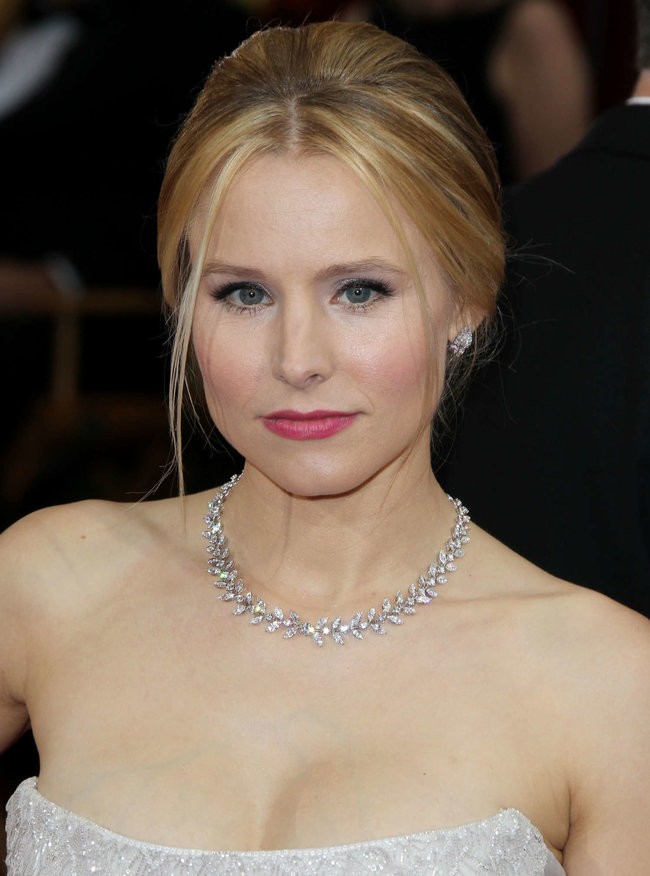 Кристен Белл прошлась по красной дорожке «Оскара 2014»: oscar-2014-kristen-bell--04_Starbeat.ru