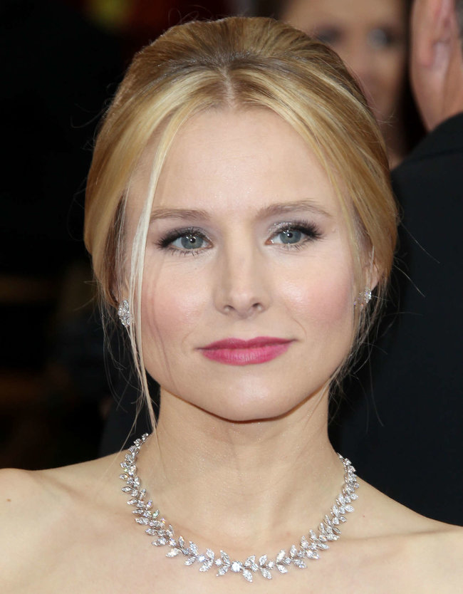 Кристен Белл прошлась по красной дорожке «Оскара 2014»: oscar-2014-kristen-bell--09_Starbeat.ru