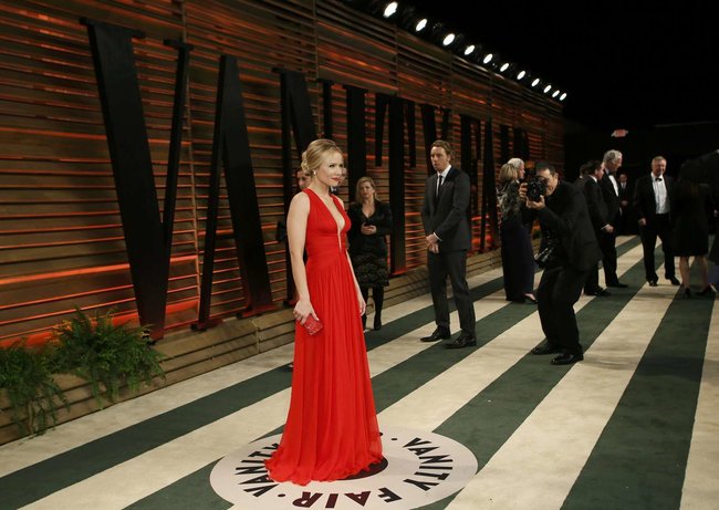 Кристен Белл на торжественном мероприятии «Vanity Fair» после «Оскара 2014»: kristen-bell-oscar-2014---vanity-fair-party--03_Starbeat.ru