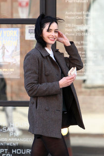 Кристен Риттер на съемках фильма «Assistance» (2013): krysten-ritter---on-the-set-of-assistance-02_Starbeat.ru