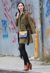 Съемки фильма «Assistance» в Нью-Йорке: Кристен Риттер: krysten-ritter-on-the-set-of-assistance--01_Starbeat.ru