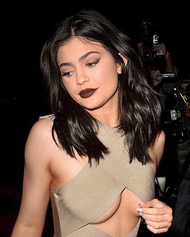 Кайли Дженнер демонстрирует подсисечный вырез в клубешнике «Nice Guy Club»: kylie-jenner-11-1_Starbeat.ru