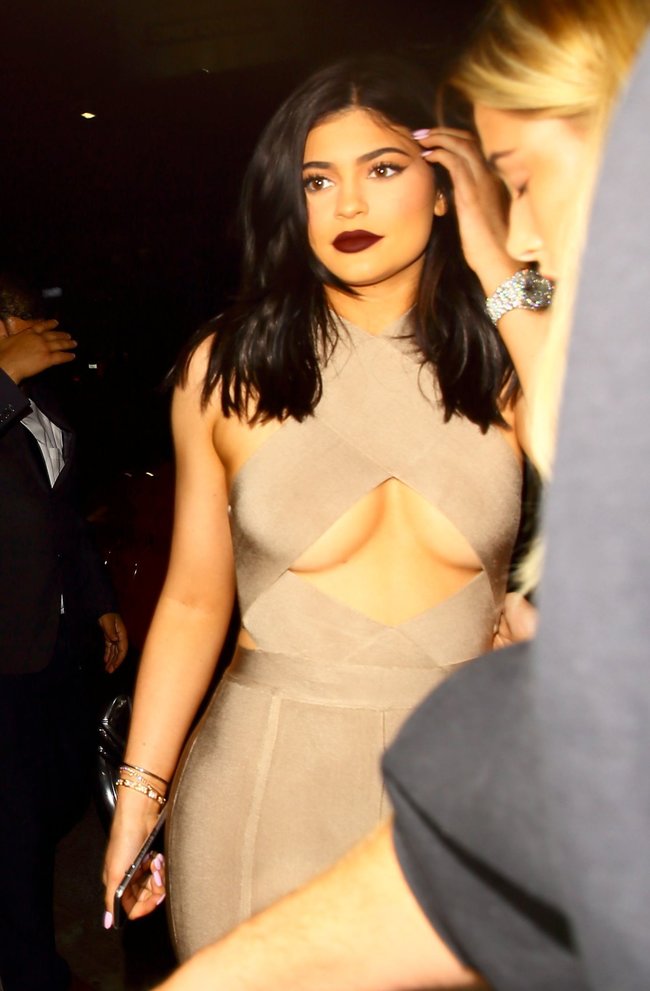 Кайли Дженнер демонстрирует подсисечный вырез в клубешнике «Nice Guy Club»: kylie-jenner-13-1_Starbeat.ru
