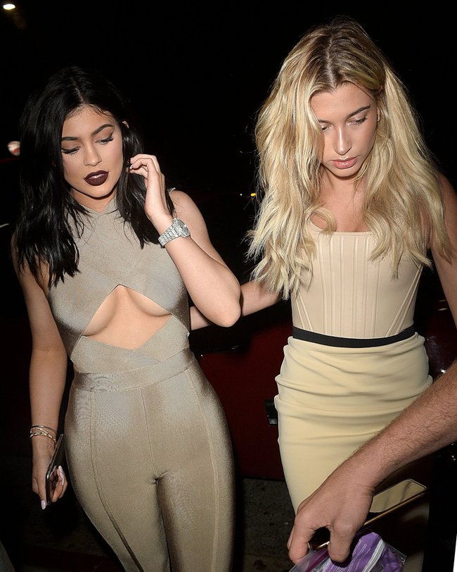 Кайли Дженнер демонстрирует подсисечный вырез в клубешнике «Nice Guy Club»: kylie-jenner-9-1_Starbeat.ru
