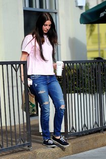 Лана Дель Рей была замечена около «Starbucks», Бербанк (Калифорния): lana-del-rey-in-ripped-jeans--01_Starbeat.ru