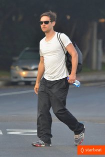 Тоби Магуайр и Лукас Хаас: дружеский разговор по дороге домой: tobey-maguire-malibu-chat-with-lukas-haas-01_Starbeat.ru