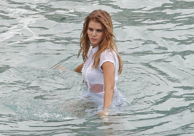 Бикини-фотосессия Марины Линчук на острове Сен-Бартелеми: maryna-linchuk-19_Starbeat.ru
