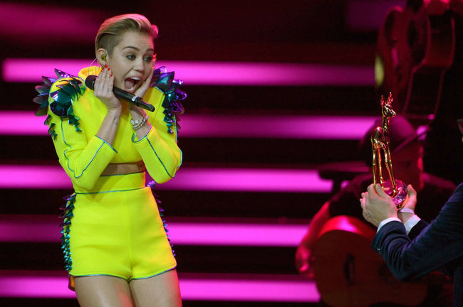 Выступление Майли Сайрус на премии «Bambi Awards» в Германии: miley-cyrus-2013-bambi-awards--01_Starbeat.ru