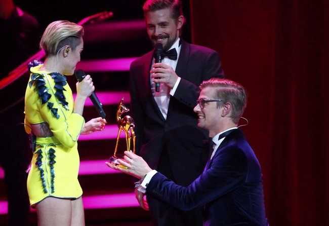 Выступление Майли Сайрус на премии «Bambi Awards» в Германии: miley-cyrus-2013-bambi-awards--04_Starbeat.ru
