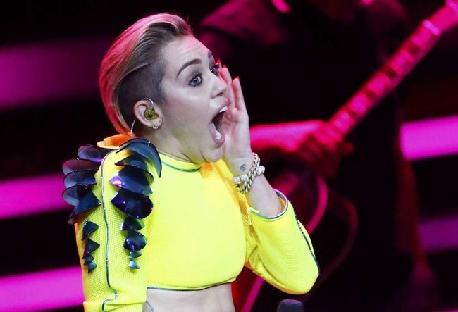 Выступление Майли Сайрус на премии «Bambi Awards» в Германии: miley-cyrus-2013-bambi-awards--06_Starbeat.ru