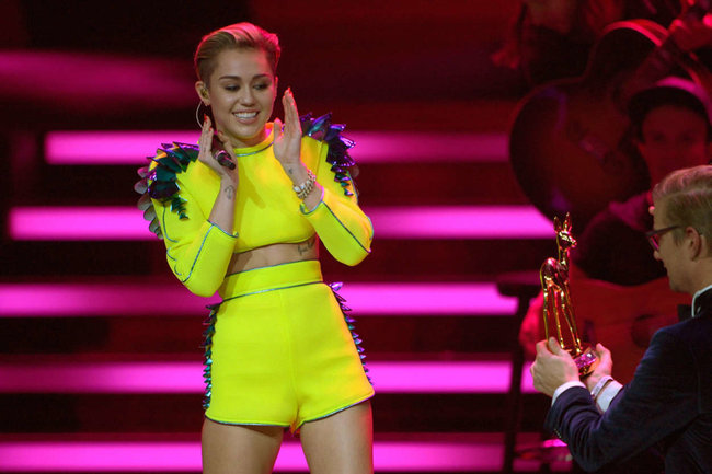 Выступление Майли Сайрус на премии «Bambi Awards» в Германии: miley-cyrus-2013-bambi-awards--07_Starbeat.ru
