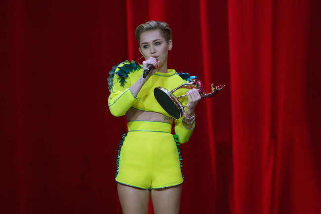 Выступление Майли Сайрус на премии «Bambi Awards» в Германии: miley-cyrus-2013-bambi-awards--10_Starbeat.ru